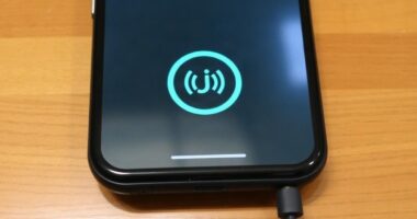 Qi или Qi2 показывает быструю беспроводную зарядку, но телефон заряжается очень медленно: где теряется скорость и что с этим делать