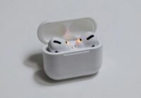 Кейс AirPods мигает оранжевым и наушники не подключаются: что происходит и как вернуть их в работу