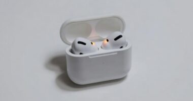 Кейс AirPods мигает оранжевым и наушники не подключаются: что происходит и как вернуть их в работу