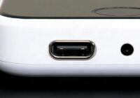 iPhone пишет «В разъеме USB-C обнаружена жидкость», хотя разъем сухой: что делать и почему это вообще происходит