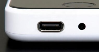 iPhone пишет «В разъеме USB-C обнаружена жидкость», хотя разъем сухой: что делать и почему это вообще происходит