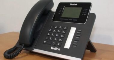 Yealink периодически теряет SIP-регистрацию через несколько минут: где искать причину и как вернуть стабильную связь
