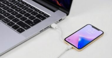 Можно ли заряжать ноутбук зарядкой USB-C от телефона меньшей мощности: что реально происходит на практике